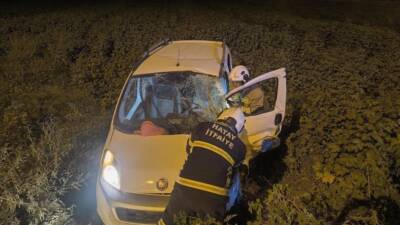 Hatay’ın Kırıkhan ilçesinde meydana gelen kazada, bir hafif ticari araç