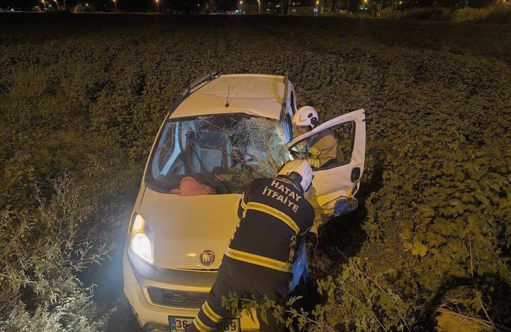 Hatay’ın Kırıkhan ilçesinde meydana gelen kazada, bir hafif ticari araç
