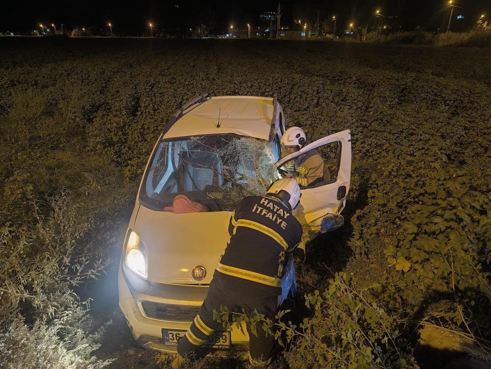 Hatay’ın Kırıkhan ilçesinde meydana gelen kazada, bir hafif ticari araç