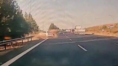 Hatay’ın İskenderun ilçesinde seyir halindeyken kontrolden çıkan bir otomobil bariyerlere