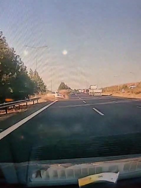 Hatay’da Kontrolden Çıkan Otomobil Bariyerlere Çarptı Hatay’ın İskenderun ilçesinde seyir halindeyken kontrolden çıkan bir otomobil bariyerlere