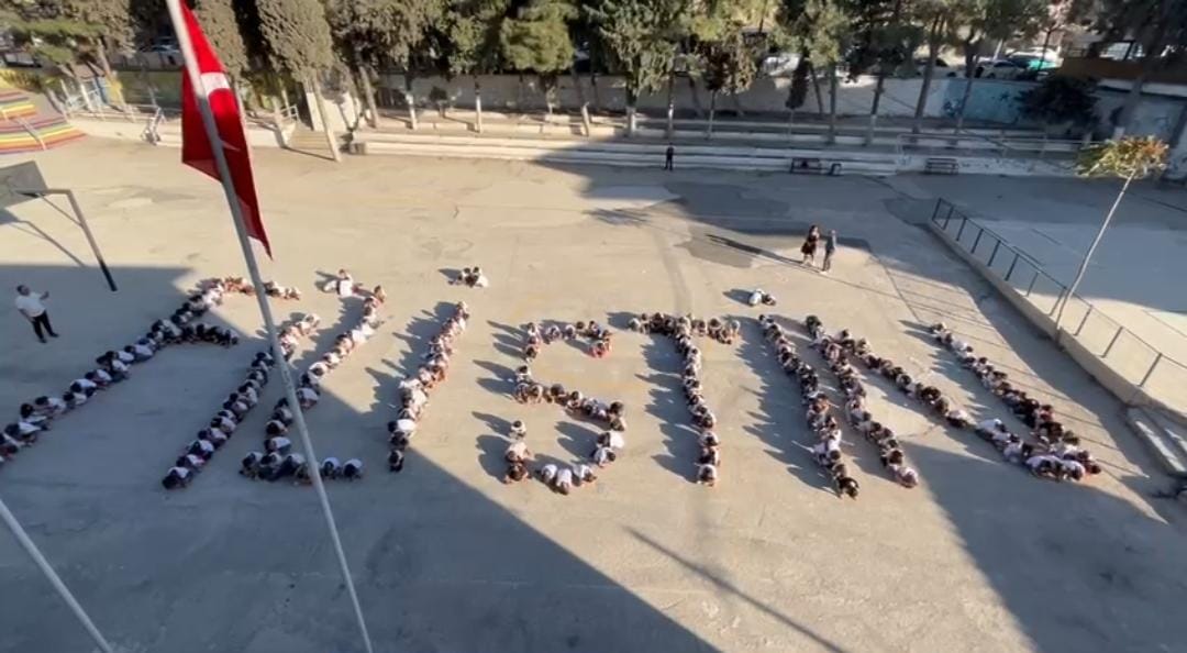 Hatay’ın Defne ilçesindeki Cemil Şükrü Çolakoğlu İlkokulu öğrencileri, Filistin’de yaşanan