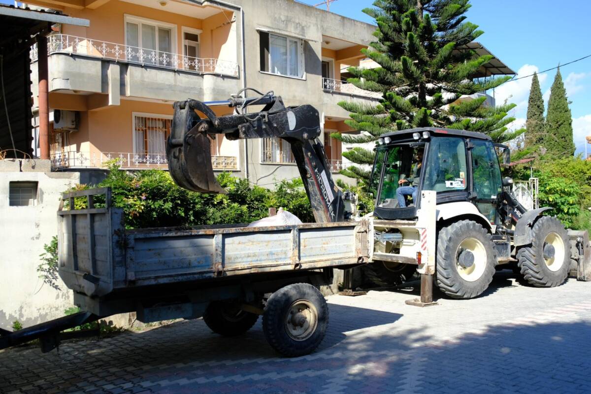 Defne Belediyesi, ilçe genelinde temizlik çalışmalarını kararlılıkla sürdürdüğünü duyurdu. Depremin