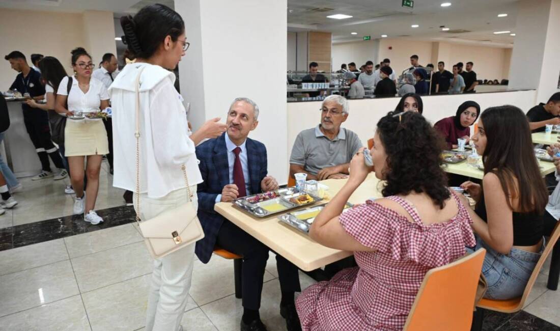 Rektör Eren Öğrencilerle Sıraya Girdi, Tabldot Yemeği Yedi Hatay Mustafa Kemal Üniversitesi (MKÜ) Rektörü Prof. Dr. Veysel Eren,