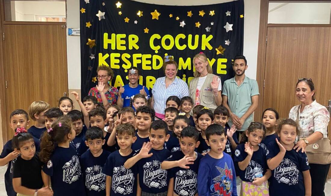 Hatay’da deprem sonrası sahada dayanışma faaliyetlerini sürdüren Mavi Dayanışma Gönüllüleri,