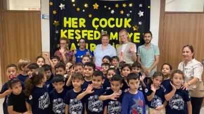 Hatay’da deprem sonrası sahada dayanışma faaliyetlerini sürdüren Mavi Dayanışma Gönüllüleri,