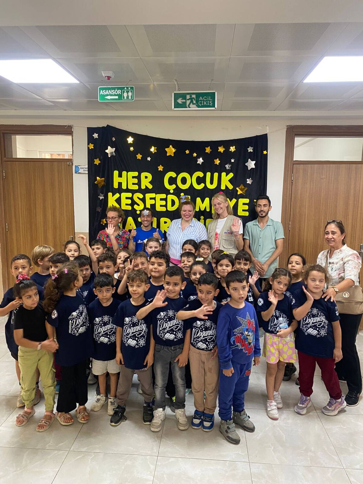 Hatay’da deprem sonrası sahada dayanışma faaliyetlerini sürdüren Mavi Dayanışma Gönüllüleri,