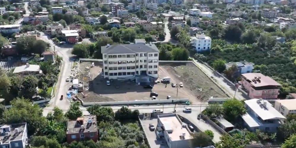 Hatay’ın Payas ilçesinde yapımı süren 24 derslikli imam hatip ortaokulu