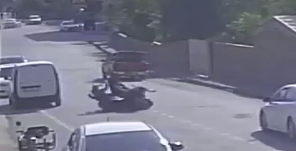 Hatay’da trafikte tehlikeli anlar: İki motosiklet çarpıştı Hatay’ın Erzin ilçesinde iki motosikletin kafa kafaya çarpışması sonucu 3