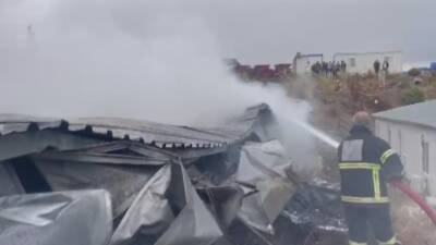 Hatay’ın Antakya ilçesinde işçilerin kaldığı konteyner yatakhane çıkan yangın sonucu