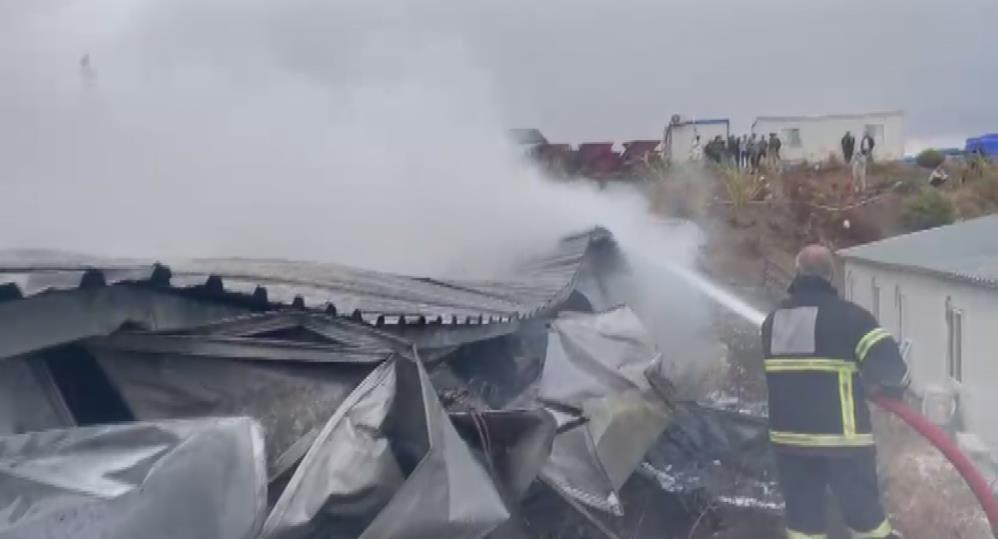 Hatay’ın Antakya ilçesinde işçilerin kaldığı konteyner yatakhane çıkan yangın sonucu