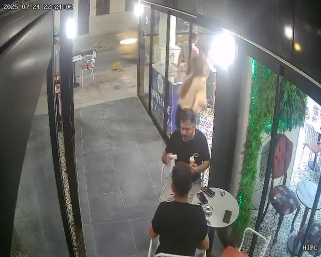 Hatay’da bir işletmede çalışan kadının iş yerinin cam kapısına çarparak