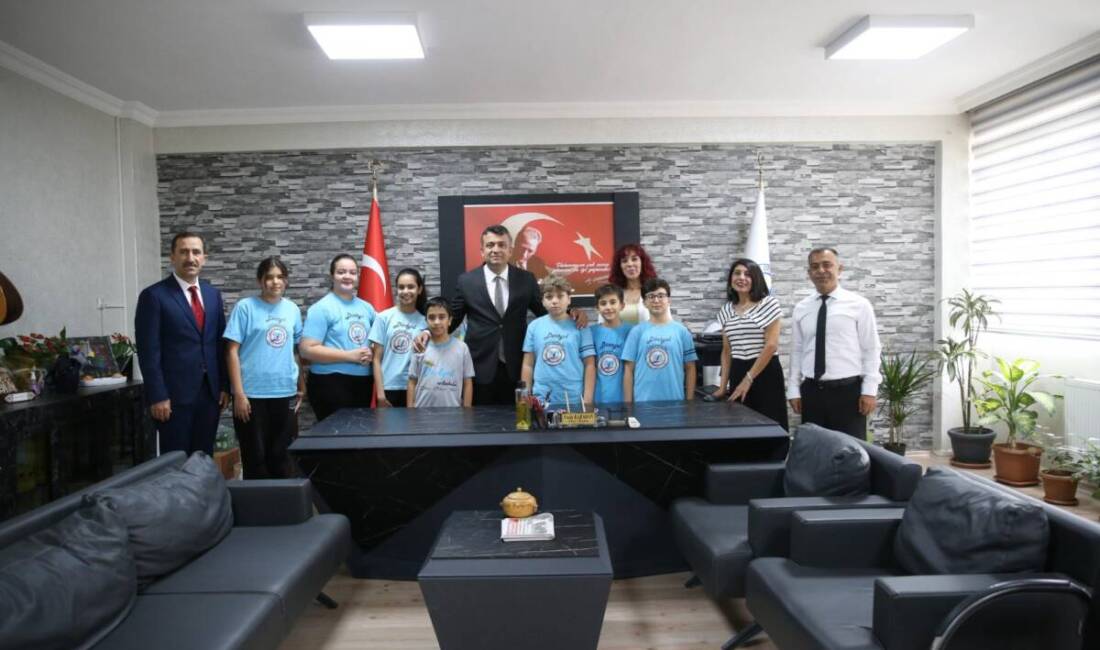 Dörtyol Kaymakamı Mehmet Keklik, TEKNOFEST 2025 Eğitim Teknolojileri Yarışması’na katılan