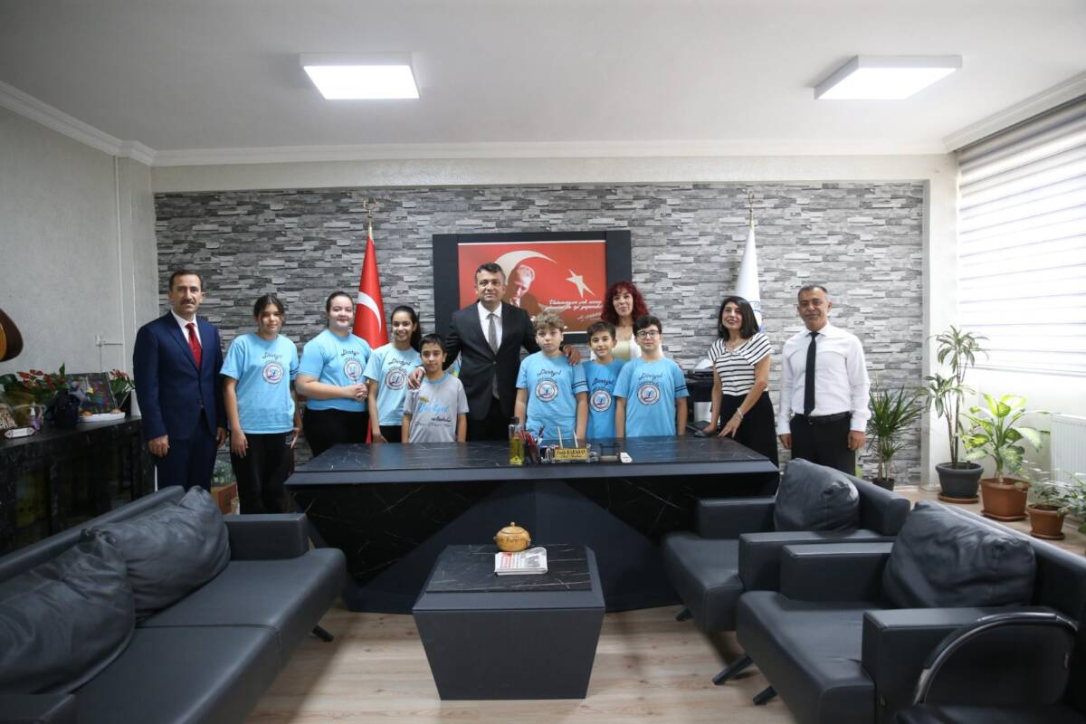 Dörtyol Kaymakamı Mehmet Keklik, TEKNOFEST 2025 Eğitim Teknolojileri Yarışması’na katılan