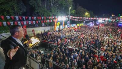 CHP Genel Başkanı Özgür Özel, tutuklulukların 200. gününde Şişli Meydanı’nda