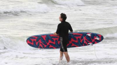 Depremin olumsuz etkilediği Hatay’da kurdukları sörf merkezinde sporcu yetiştiren Deniz