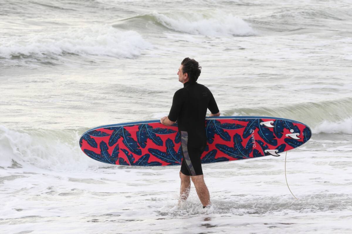 Depremin olumsuz etkilediği Hatay’da kurdukları sörf merkezinde sporcu yetiştiren Deniz