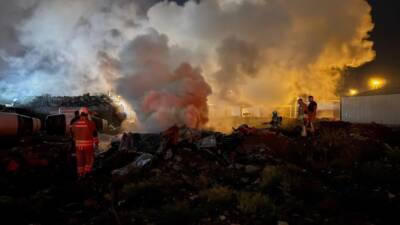Hatay’ın Antakya ilçesinde hurdalık bir alanda çıkan yangın, itfaiye ekiplerinin