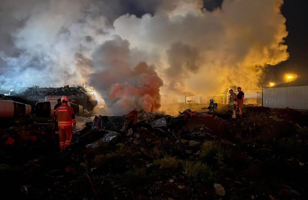 Hatay’ın Antakya ilçesinde hurdalık bir alanda çıkan yangın, itfaiye ekiplerinin