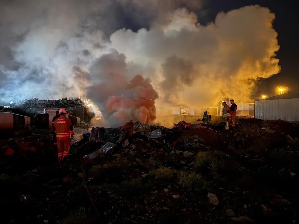 Hatay’ın Antakya ilçesinde hurdalık bir alanda çıkan yangın, itfaiye ekiplerinin