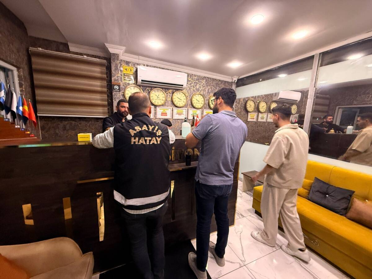 İskenderun’da Emniyet ekipleri, günü birlik konaklama yerlerini denetleyerek ruhsatsız hizmet