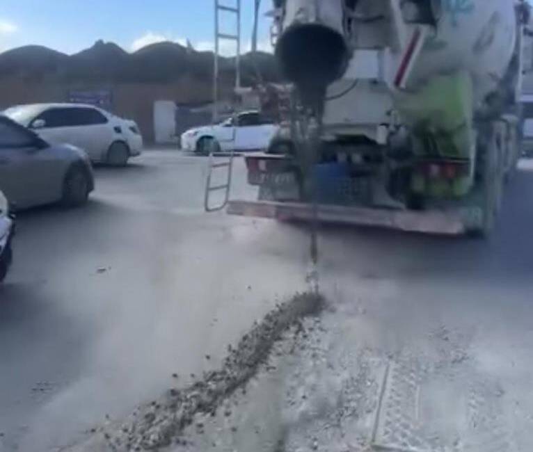 Antakya’nın Küçükdalyan Mahallesi’nde trafikte seyir halinde olan bir beton mikseri,