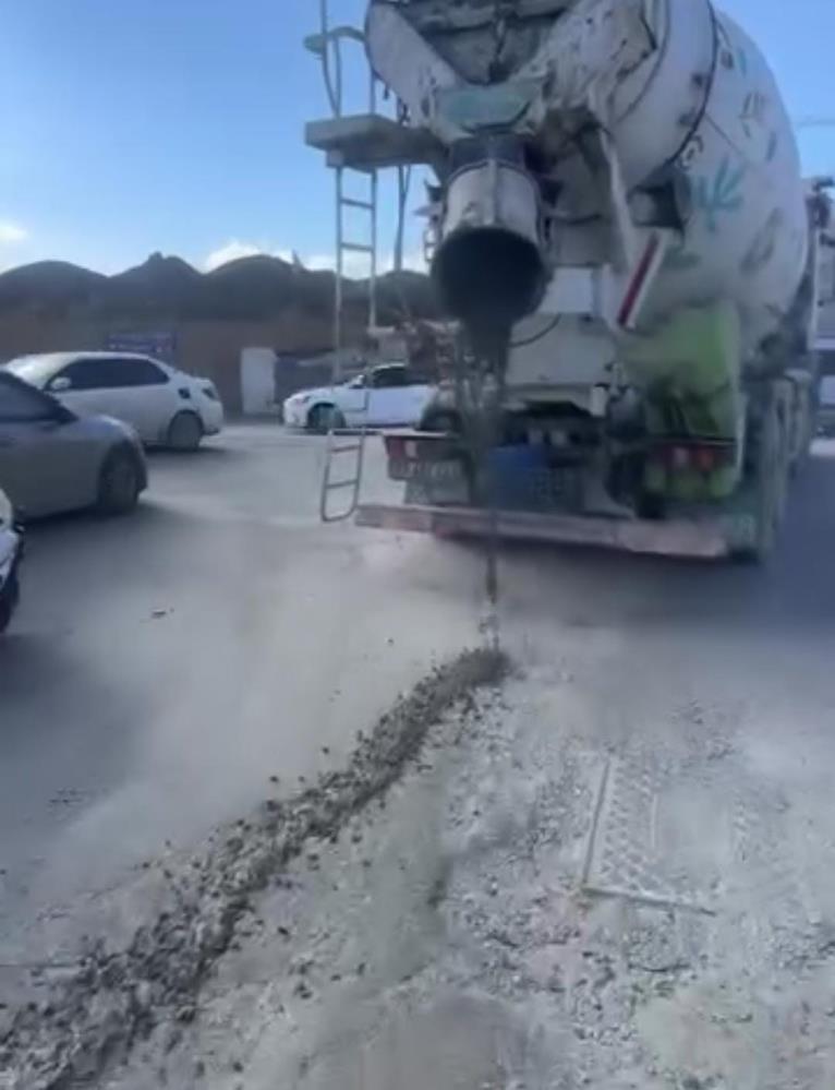 Antakya’nın Küçükdalyan Mahallesi’nde trafikte seyir halinde olan bir beton mikseri,