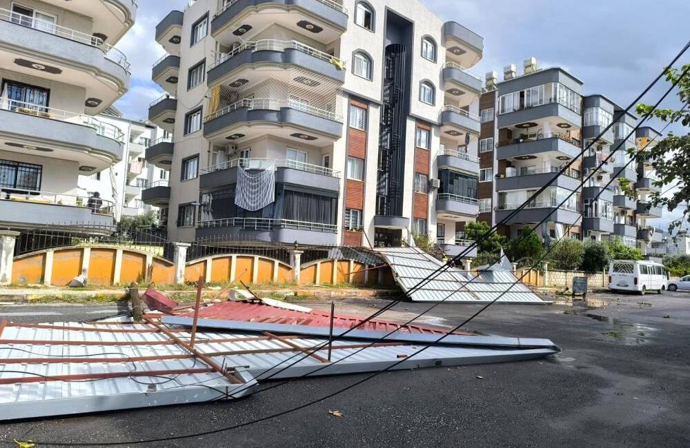 Dörtyol’da dün sabah saatlerinde etkili olan fırtına, bir binanın çatısını
