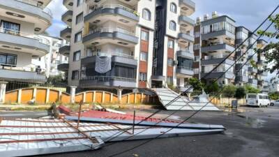 Dörtyol’da dün sabah saatlerinde etkili olan fırtına, bir binanın çatısını