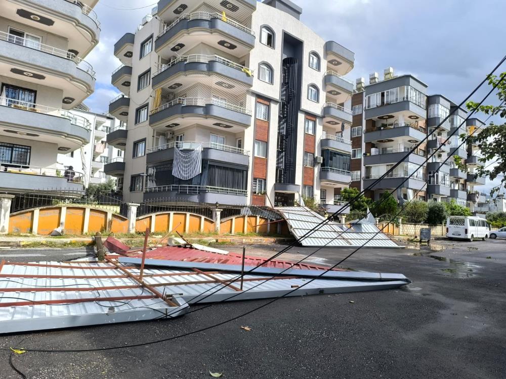 Dörtyol’da dün sabah saatlerinde etkili olan fırtına, bir binanın çatısını