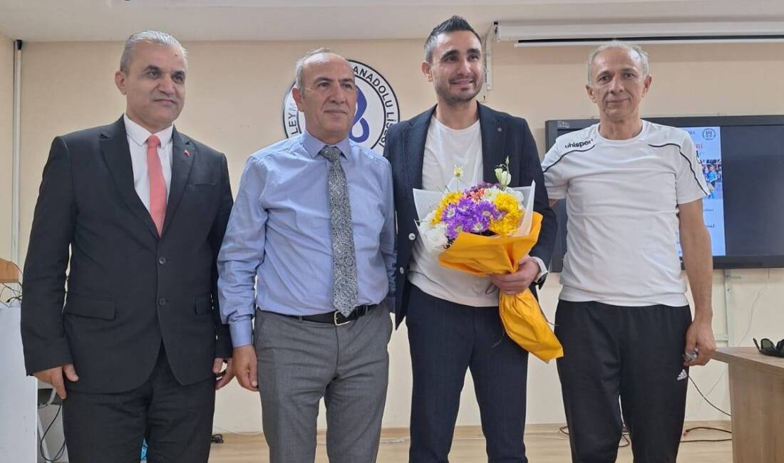 Hataylı süper lig hakemi öğrencilerle buluştu Hatay’ın Dörtyol ilçesinde yer alan ve proje okulu olarak sınavla