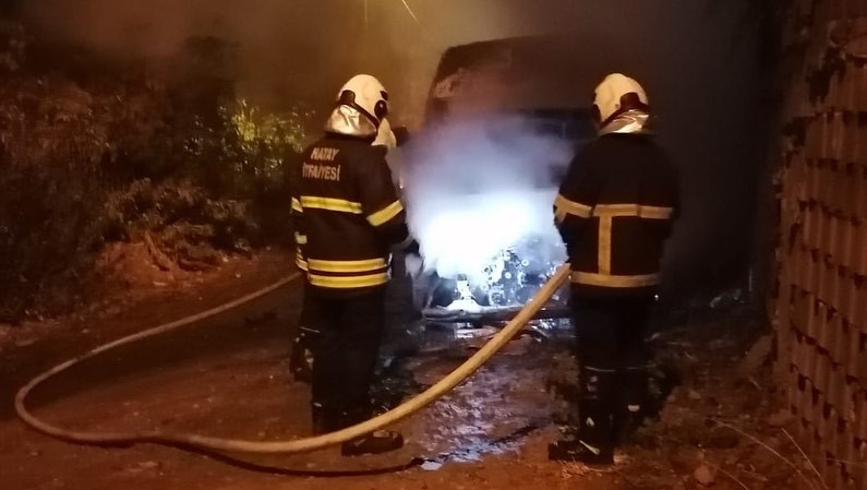 Arsuz’da minibüs yangını: Araç kullanılamaz hale geldi Arsuz ilçesi Madenli Mahallesi’nde park halindeyken alev alan bir minibüs,
