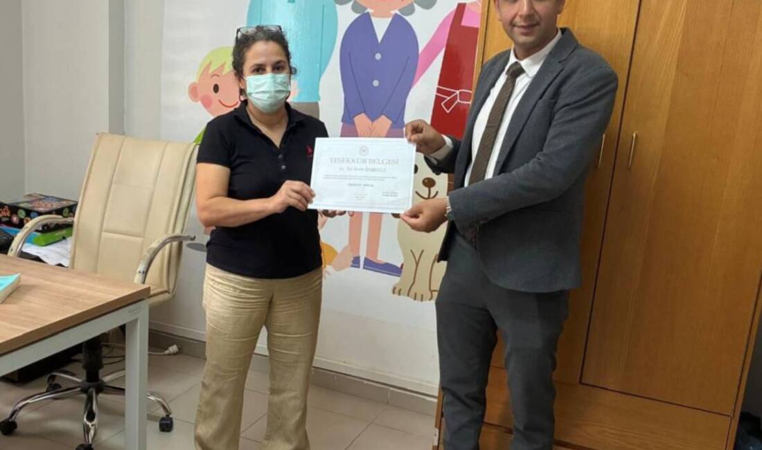 Defne İlçe Sağlık Müdürlüğü, başarılı çalışmaları nedeniyle bir personele teşekkür