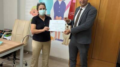 Defne İlçe Sağlık Müdürlüğü, başarılı çalışmaları nedeniyle bir personele teşekkür