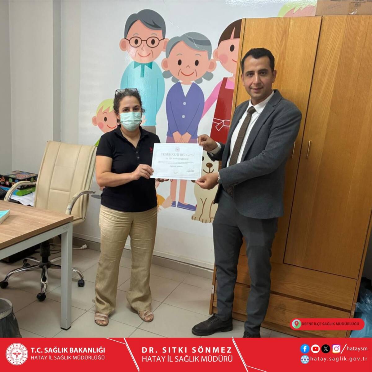 Defne İlçe Sağlık Müdürlüğü, başarılı çalışmaları nedeniyle bir personele teşekkür