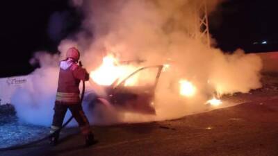 Hatay’ın Dörtyol ilçesinde park halindeyken alevlere teslim olan otomobil, kısa