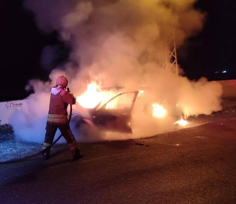Hatay’ın Dörtyol ilçesinde park halindeyken alevlere teslim olan otomobil, kısa