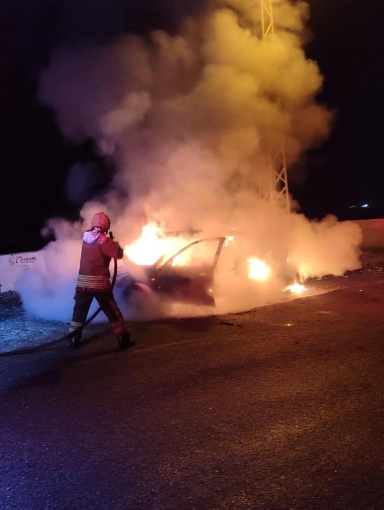 Hatay’ın Dörtyol ilçesinde park halindeyken alevlere teslim olan otomobil, kısa