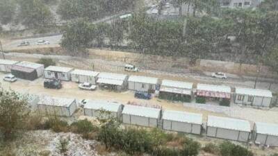 Hatay’da dün öğle saatlerinde etkili olan dolu yağışı, kentin bazı