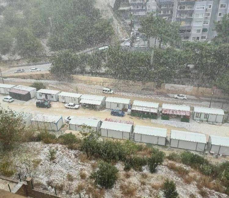 Hatay’da dün öğle saatlerinde etkili olan dolu yağışı, kentin bazı