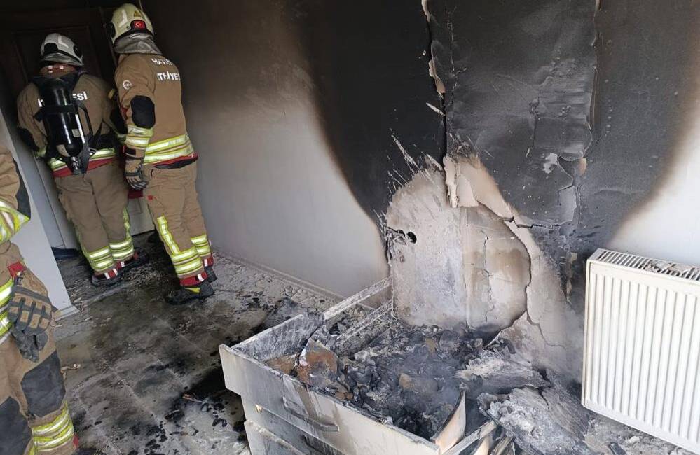 Hatay’ın Arsuz ilçesinde bir apartman dairesinde çıkan yangın, evi kullanılamaz