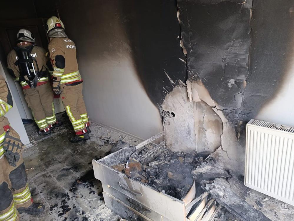 Hatay’ın Arsuz ilçesinde bir apartman dairesinde çıkan yangın, evi kullanılamaz