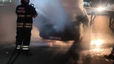 Antakya’da seyir halindeki otomobilin motor kısmında çıkan yangın itfaiye ekipleri