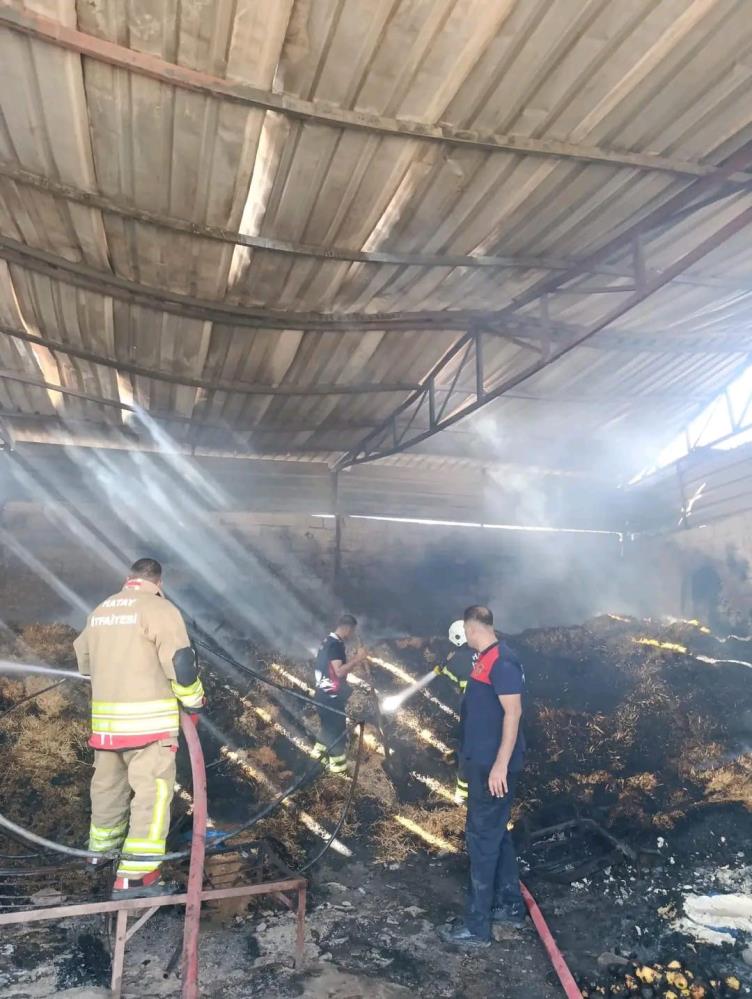 Hatay’ın Reyhanlı ilçesinde otluk alanda çıkıp samanlığa sıçrayan yangında, depremzede