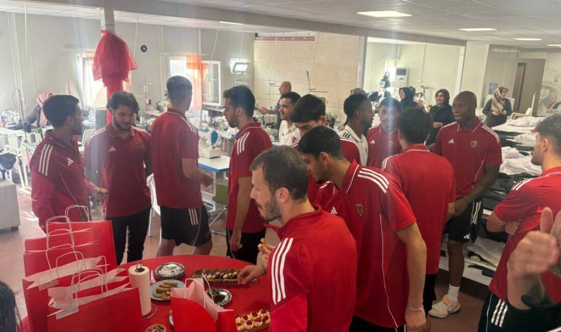Hataysporlu Futbolcular Tekstil Atölyesini gezdi Hafta sonunda İskenderun’a gelen Hatayspor futbolcuları ve teknik ekip, İskenderun
