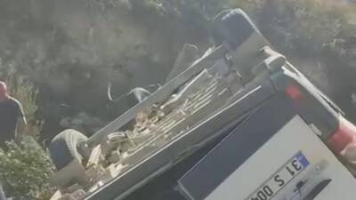 Hatay’ın Antakya ilçesinde meydana gelen kazada, servis minibüsünün uçurumdan yuvarlanması