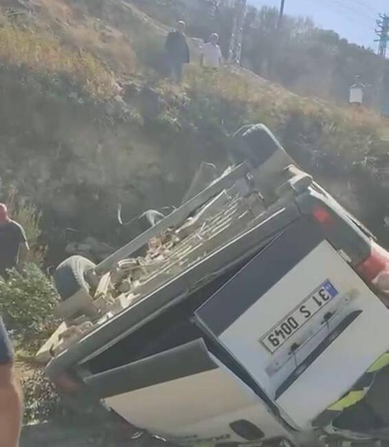 Hatay’ın Antakya ilçesinde meydana gelen kazada, servis minibüsünün uçurumdan yuvarlanması