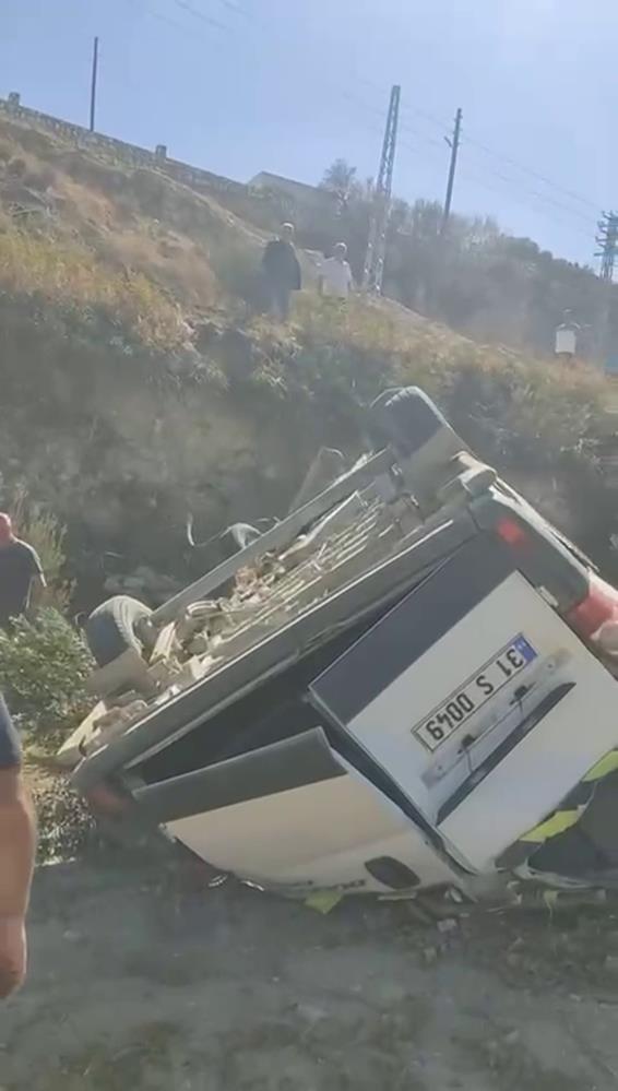 Hatay’ın Antakya ilçesinde meydana gelen kazada, servis minibüsünün uçurumdan yuvarlanması