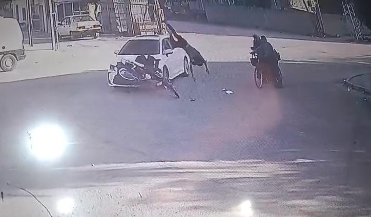 Hatay’da otomobille çarpışan motosiklet yayaların üstüne fırladı Hatay’ın Payas ilçesinde otomobil ile motosikletin çarpışması sonucu meydana gelen