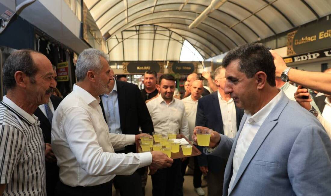 Hatay Büyükşehir Belediye Başkanı Mehmet Öntürk, tarihi Uzun Çarşı esnafını